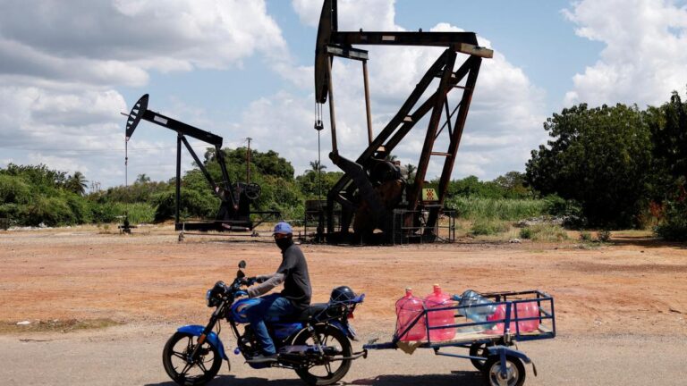 अमेरिका ने वेनेज़ुएला पर तेल प्रतिबंध में ढील दी क्योंकि ट्रम्प ईरान युद्ध के बीच वैश्विक तेल आपूर्ति को बढ़ावा देना चाहते हैं