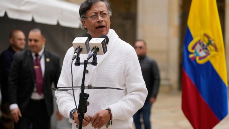 अमेरिकी अभियोजकों द्वारा नशीली दवाओं के तस्करों से संबंधों की जांच के लिए डीईए ने कोलंबियाई राष्ट्रपति को 'प्राथमिकता लक्ष्य' बताया