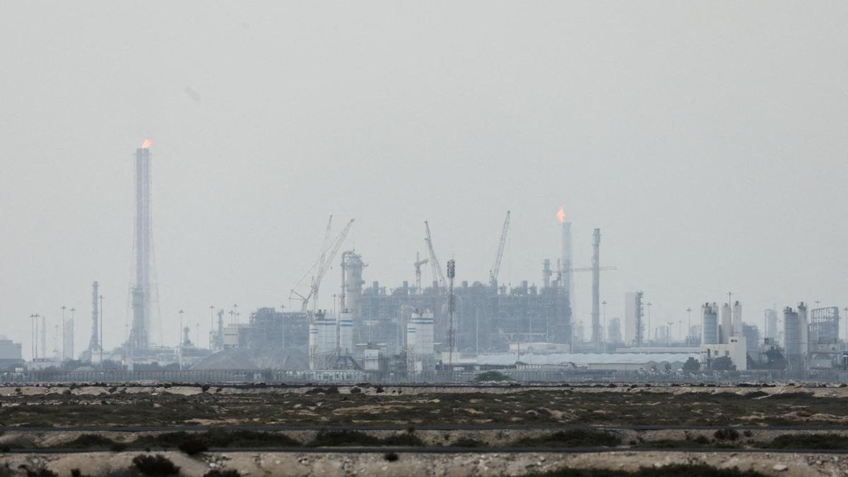 इजराइल द्वारा ईरानी गैस क्षेत्रों पर हमले के बाद तेहरान ने खाड़ी ऊर्जा सुविधाओं पर हमले तेज कर दिए हैं