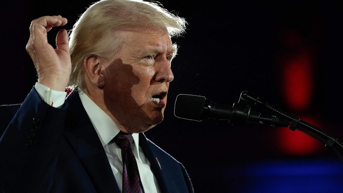 ईरान इजराइल अमेरिका युद्ध: डोनाल्ड ट्रंप का कहना है कि ईरान यह स्वीकार करने से ‘डर’ रहा है कि वह समझौता चाहता है