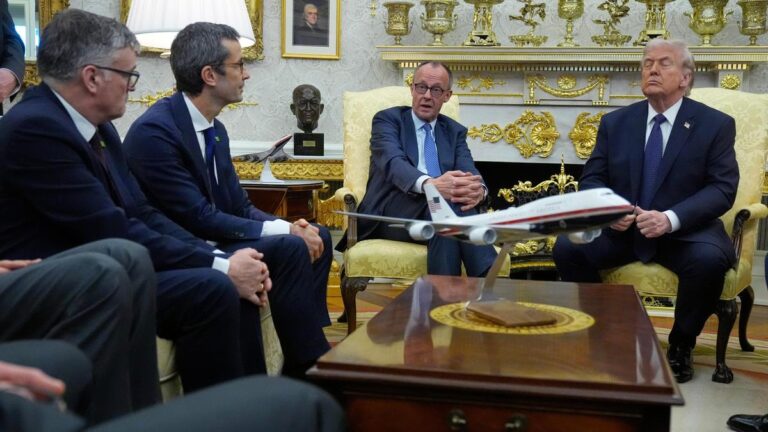 ईरान-इजरायल युद्ध | ट्रंप ने कहा कि अमेरिकी नौसेना होर्मुज जलडमरूमध्य के जरिए टैंकरों की सुरक्षा कर सकती है