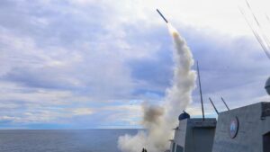 ईरान इज़राइल अमेरिकी युद्ध: ईरान के साथ लंबे समय तक चलने वाला युद्ध अमेरिका को क्यों रोकेगा?