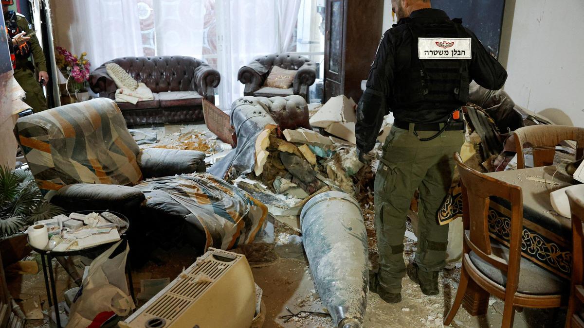 ईरान ने विश्व पर्यटन स्थलों को इजरायलियों, अमेरिकी अधिकारियों के लिए ‘सुरक्षित नहीं’ होने की चेतावनी दी; का कहना है कि युद्ध के लगभग तीन सप्ताह बाद भी वह मिसाइलें बना रहा है