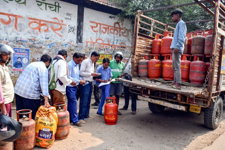 ईरान युद्ध के दौरान एलपीजी चिंताओं पर पीएम मोदी ने हरदीप पुरी, एस जयशंकर से मुलाकात की