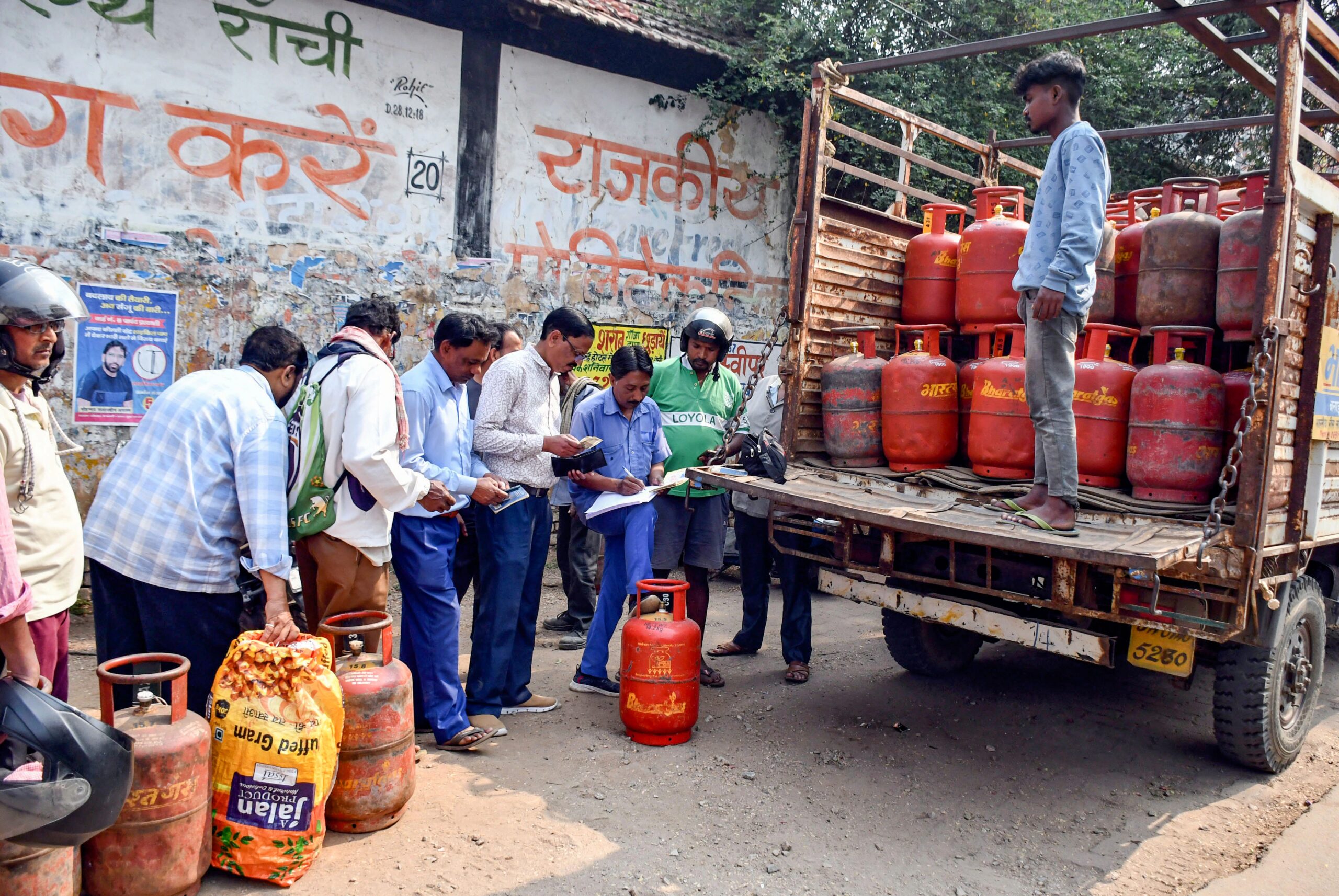 ईरान युद्ध के दौरान एलपीजी चिंताओं पर पीएम मोदी ने हरदीप पुरी, एस जयशंकर से मुलाकात की