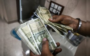 ईरान युद्ध के बीच रुपया अब तक के सबसे निचले स्तर पर गिरा: क्या यह सब बुरा है?