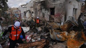 ईरानी मिसाइलों द्वारा इजरायली रेगिस्तानी शहरों पर हमला करने के बाद बड़ी संख्या में लोग क्षतिग्रस्त हो गए