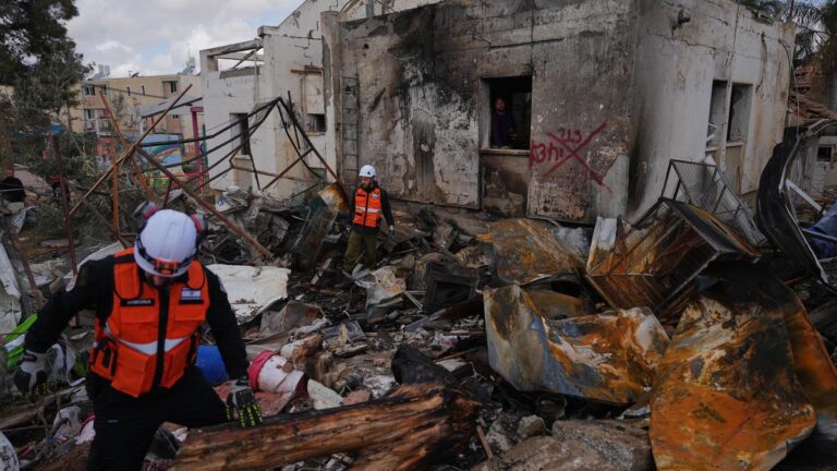 ईरानी मिसाइलों द्वारा इजरायली रेगिस्तानी शहरों पर हमला करने के बाद बड़ी संख्या में लोग क्षतिग्रस्त हो गए