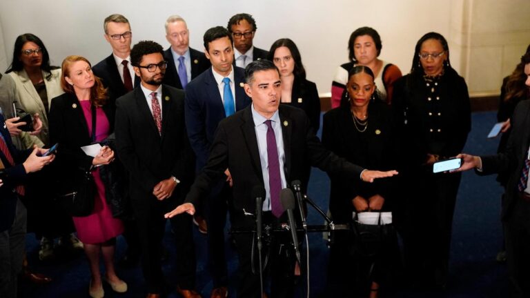 एपस्टीन फाइलों पर अमेरिकी न्याय विभाग के नेताओं की ब्रीफिंग में डेमोक्रेट हंगामा कर रहे थे