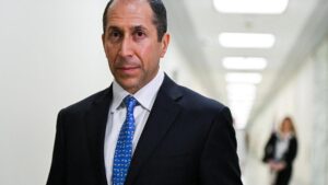 एप्सटीन के लंबे समय से अकाउंटेंट उनकी संपत्ति, व्यापारिक संबंधों की गवाही देते हैं