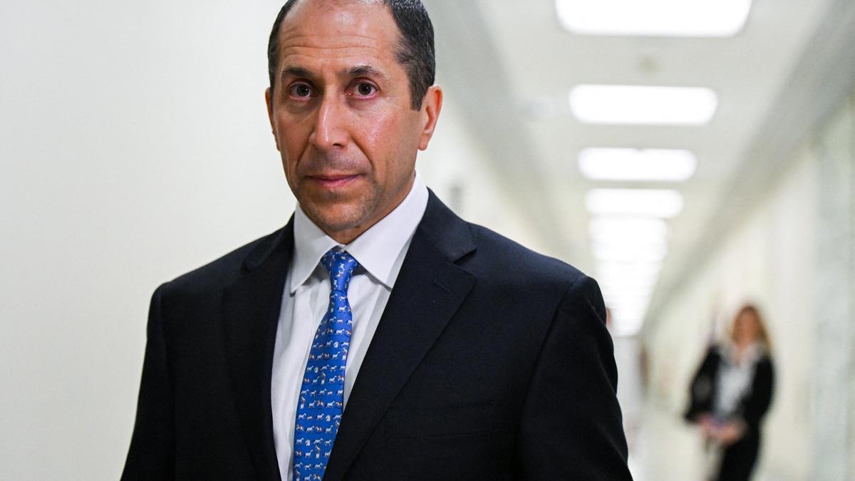 एप्सटीन के लंबे समय से अकाउंटेंट उनकी संपत्ति, व्यापारिक संबंधों की गवाही देते हैं