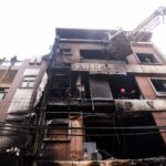 घर में लगी आग से बचने के लिए दिल्ली के शख्स ने बच्चे को तीसरी मंजिल से फेंका, फिर कूद गया