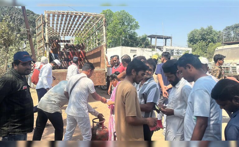 जबकि भोपाल लाइन में इंतजार कर रहा है, रसोई गैस काले बाजार में नकदी में आ गई है