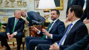 जैसे ही आग और रोष ने एमएजीए तम्बू को प्रभावित किया, वेंस 2028 तक संकीर्ण रास्ते पर चल पड़ा।