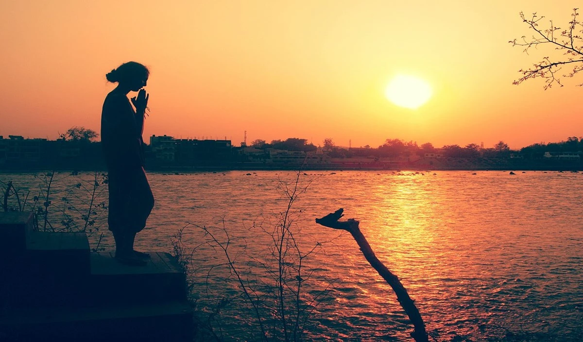 ज्योतिष टिप्स: सूर्य को अर्घ्य देते समय क्यों जरूरी है गंगा जल और गुड़, जानें इसका शक्तिशाली एस्ट्रो-कारण