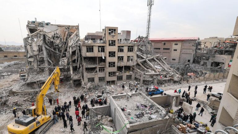 ट्रंप ने कहा, तेल की ऊंची कीमतों से अमेरिका को फायदा; ईरान और इजराइल के बीच गोलीबारी जारी है