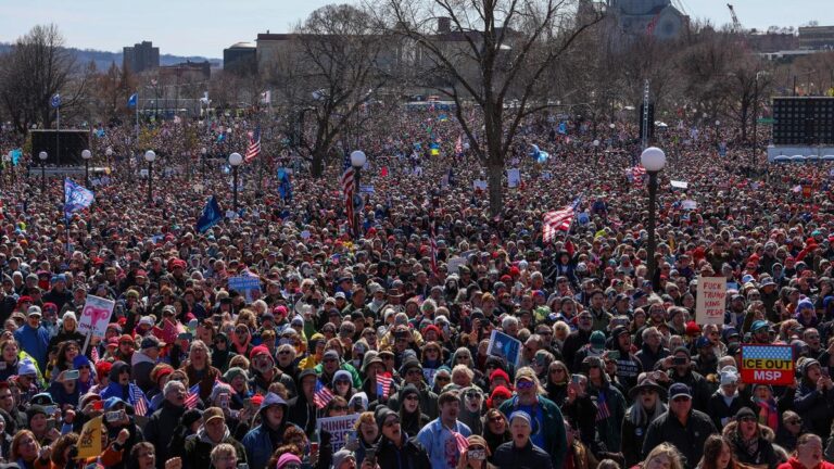 ट्रंप विरोधी आंदोलन बढ़ने पर प्रदर्शनकारियों ने नारा लगाया, 'अमेरिका में हमारा कोई राजा नहीं है।'