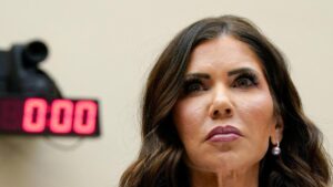 ट्रम्प ने होमलैंड सुरक्षा सचिव क्रिस्टी नोएम को उनके नेतृत्व की आलोचना के बाद हटा दिया