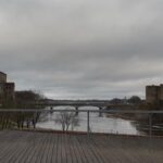 डर में एकजुट, राजनीति में बंटा हुआ - रूस की सीमा से लगे एस्टोनियाई शहर नरवा का एक दृश्य