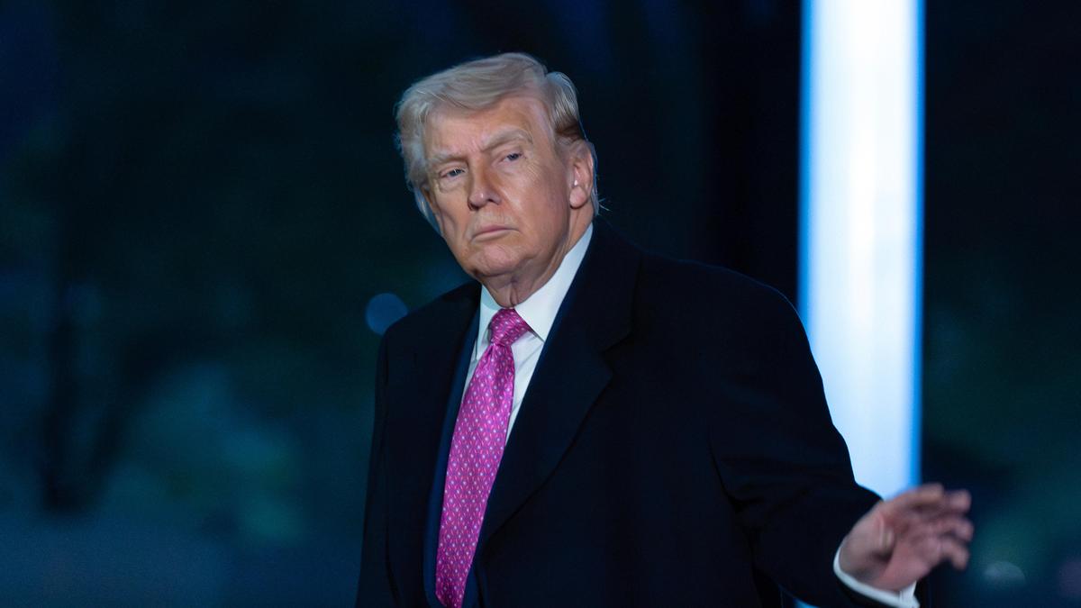 डोनाल्ड ट्रंप का कहना है कि अमेरिका ईरान के साथ प्रत्यक्ष और अप्रत्यक्ष रूप से बातचीत कर रहा है