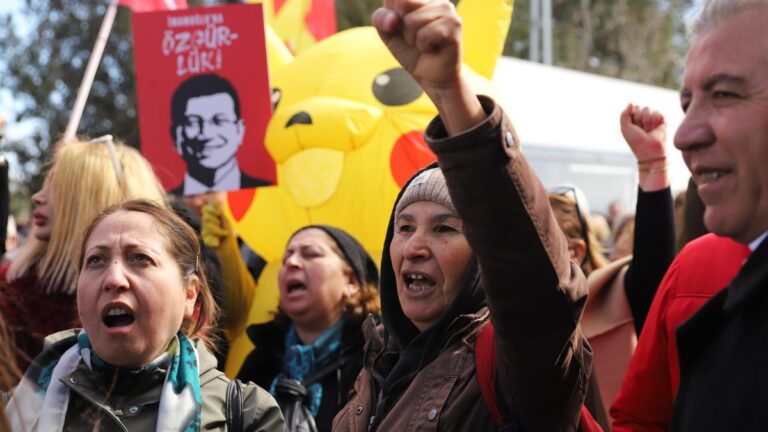 तुर्की में भ्रष्टाचार का मुकदमा शुरू होते ही जेल में बंद एर्दोगन विरोधियों की न्यायाधीश से झड़प हो गई