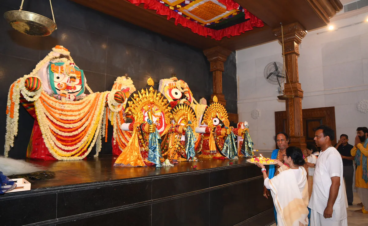 तृणमूल ने प्रचार मिश्रण में धर्म को जोड़ा, भाजपा ने “विकास” संदेश को