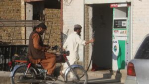 पाकिस्तान में पेट्रोल-डीजल की कीमतों में 55 रुपये प्रति लीटर की बढ़ोतरी, अब तक की सबसे ज्यादा बढ़ोतरी