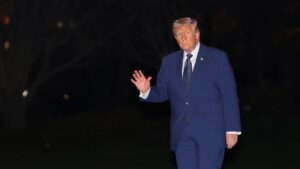 पैरामाउंट के साथ बोली युद्ध के चरम पर ट्रम्प ने नेटफ्लिक्स और वार्नर ब्रदर्स बांड खरीदे