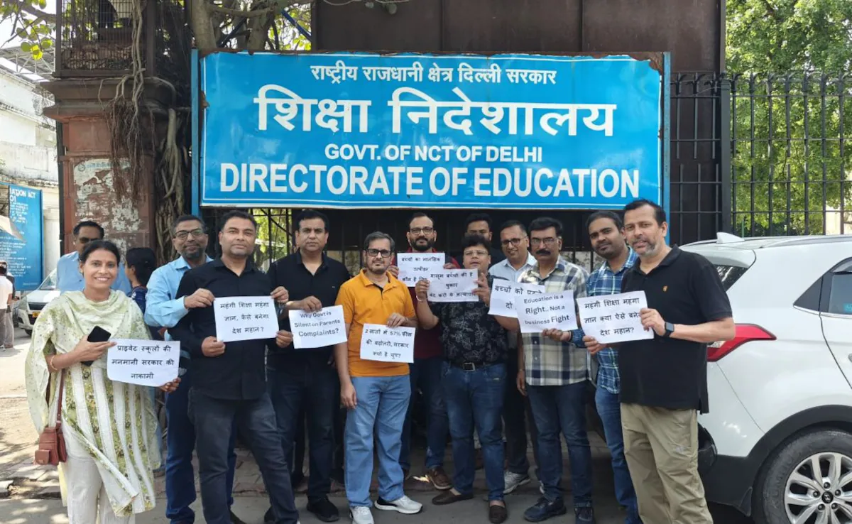 फीस वृद्धि, छात्रों का नामांकन रद्द करने को लेकर अभिभावकों ने दिल्ली के स्कूल के बाहर विरोध प्रदर्शन किया