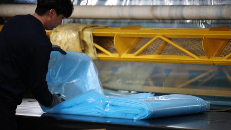 बीयर से लेकर सौंदर्य प्रसाधनों तक, एशिया युद्ध-प्रेरित ऊर्जा संकट की पूरी ताकत महसूस कर रहा है