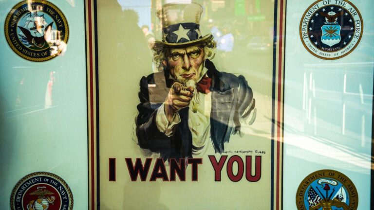 बूट बनाम बॉट्स: नए अमेरिकी युद्ध के लिए लड़ाकू विमानों की खोज