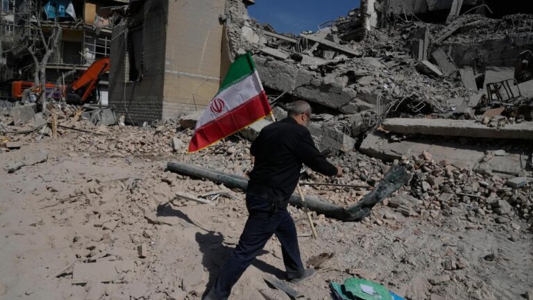 ब्रिटेन ने पश्चिम एशिया संघर्ष में फंसे ब्रितानियों के लिए पहली वापसी उड़ान किराए पर ली