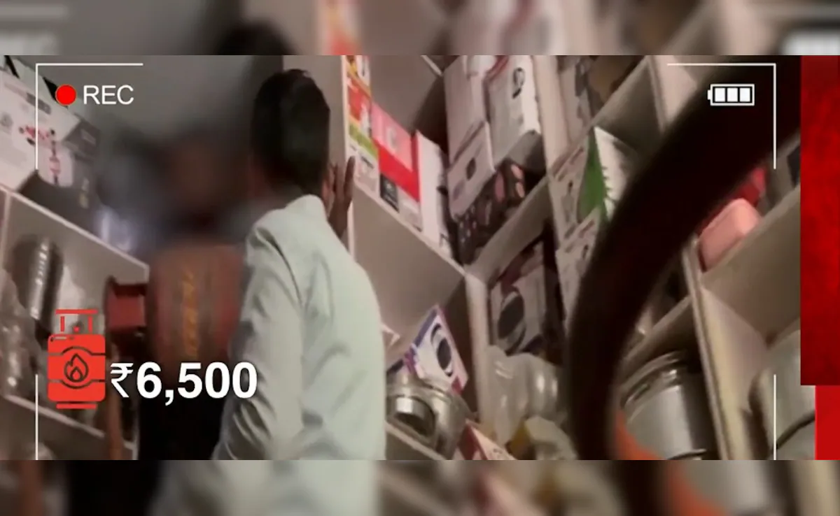 ब्लैक मार्केट में एलपीजी सिलेंडर 6,500 रुपये और रिफिल 4,000 रुपये में बिक रहा है।