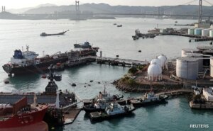 भारतीय रिफाइनर अमेरिकी प्रतिबंधों से छूट पर ईरानी तेल खरीदने की कोशिश कर रहे हैं: रिपोर्ट