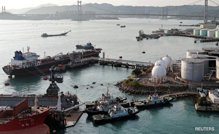 भारतीय रिफाइनर अमेरिकी प्रतिबंधों से छूट पर ईरानी तेल खरीदने की कोशिश कर रहे हैं: रिपोर्ट