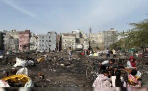 भीषण आग के कारण दिल्ली की 80 झुग्गियां जल गईं और सैकड़ों लोग बेघर हो गए