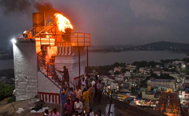 मद्रास उच्च न्यायालय ने दीपम पंक्ति के मध्य में स्तंभ के शीर्ष पर प्रतीकात्मक पूजा के लिए जोर दिया