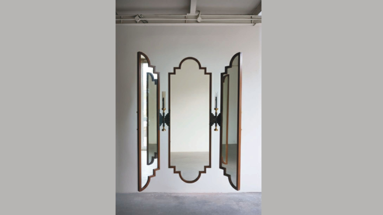 मुंबई से दीवार पर लगे कुटी