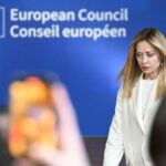 मैलोनी का जनमत संग्रह का जुआ उलट गया