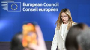 मैलोनी का जनमत संग्रह का जुआ उलट गया