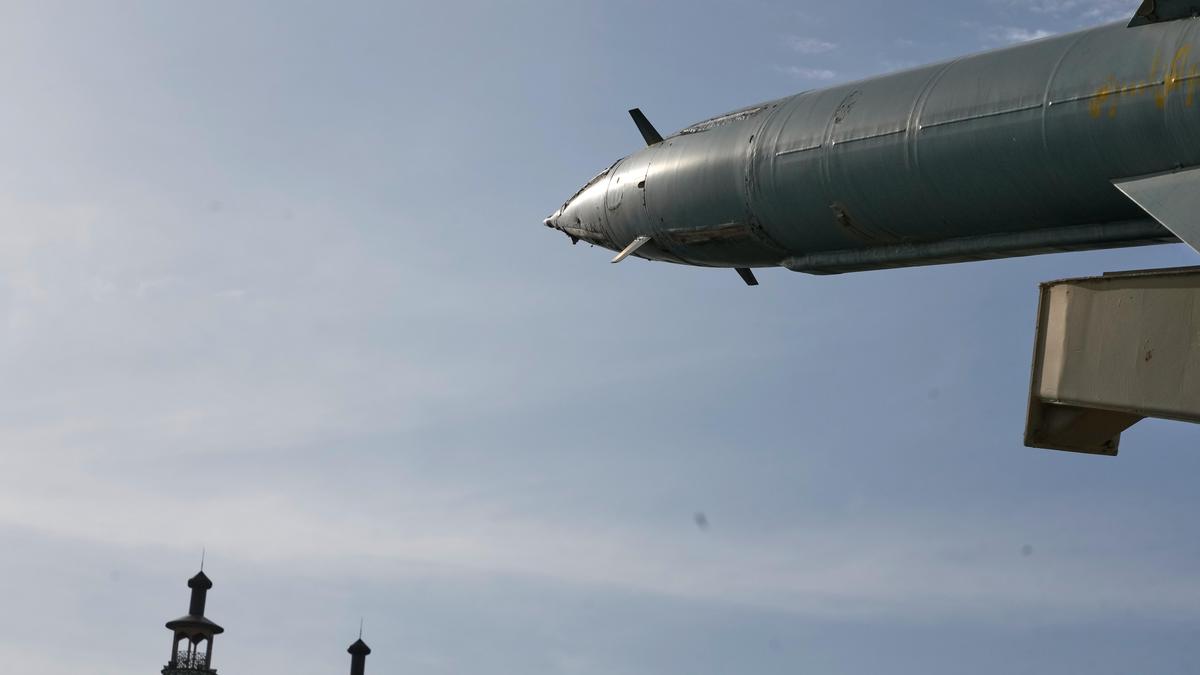 युद्ध समाप्त करने के लिए बातचीत पर मिश्रित संकेतों के बीच ईरान, तेहरान पर हमले, इजरायल और खाड़ी देशों को निशाना बनाया गया