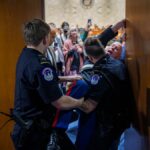 यूएस कैपिटल हिल पर झड़प में युद्ध-विरोधी कार्यकर्ता, तीन पुलिस अधिकारी घायल हो गए