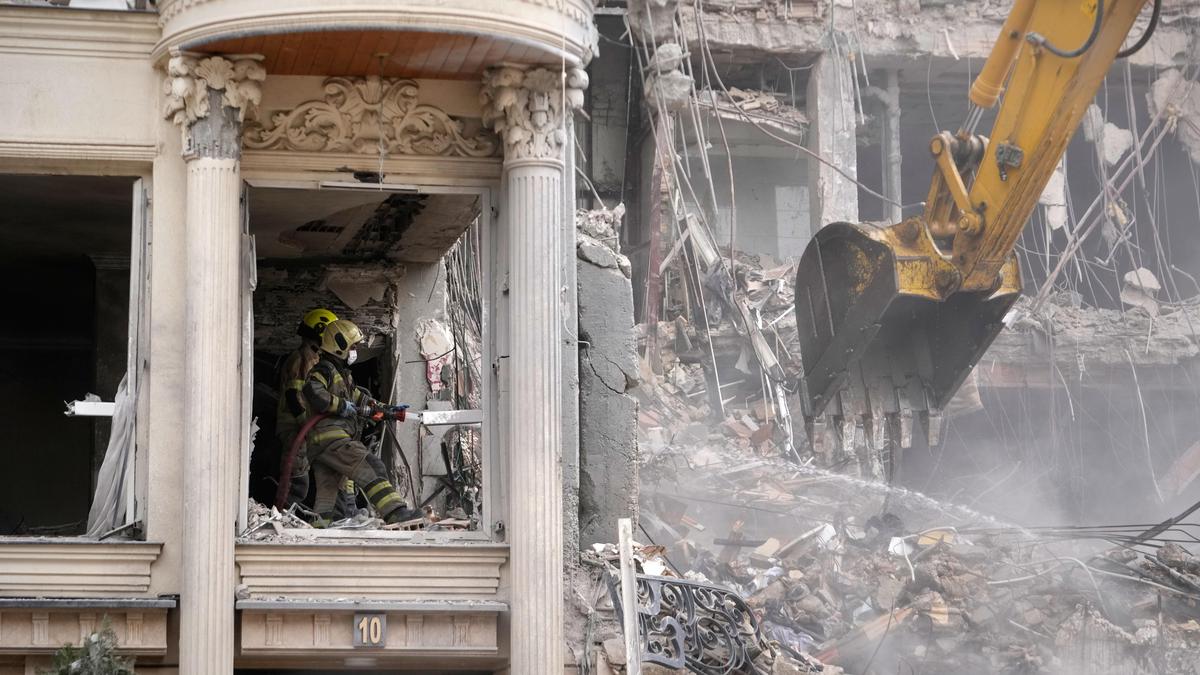 राजनयिक सफलता के कोई संकेत नहीं मिलने पर इज़राइल ने ईरान पर हमलों की एक नई लहर शुरू की