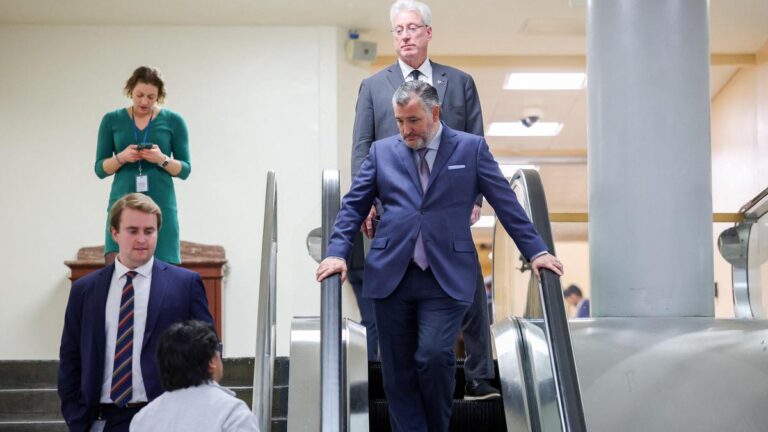 रिपब्लिकन ने विवाद पर पहले कांग्रेस के वोट में ईरान युद्ध को रोकने के लिए कानून को खारिज कर दिया