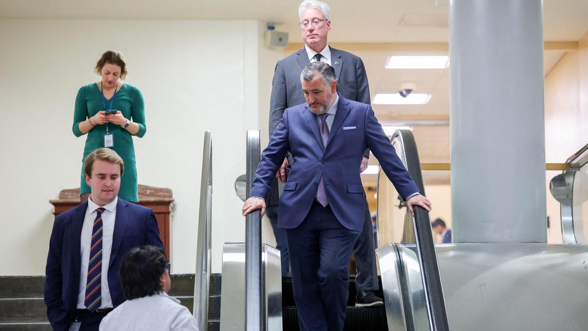 रिपब्लिकन ने विवाद पर पहले कांग्रेस के वोट में ईरान युद्ध को रोकने के लिए कानून को खारिज कर दिया