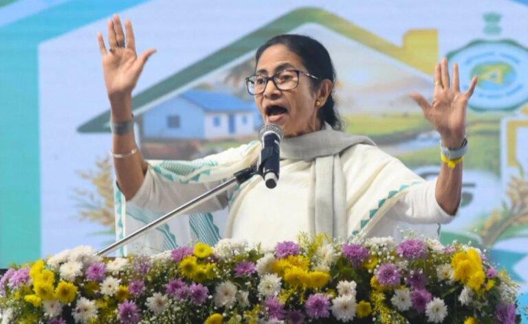 "सभी सीमाओं के पार": अधिकारियों के तबादले पर निकाय चुनाव कराएंगी ममता बनर्जी