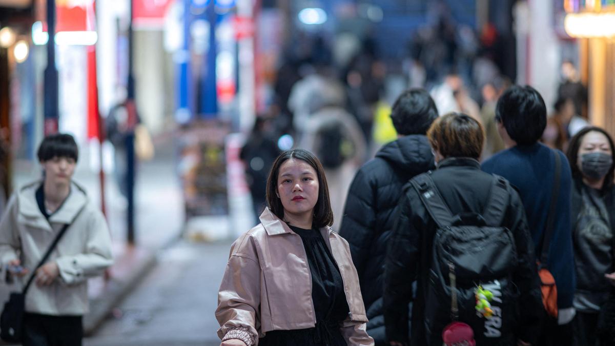 ‘हम गर्भ नहीं हैं’: जापानी महिलाएं नसबंदी के अधिकार की मांग करती हैं