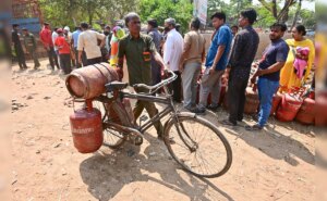 हर घर में 2 मुफ्त एलपीजी सिलेंडर: मध्य पूर्व युद्ध के बीच दिल्ली का बजट