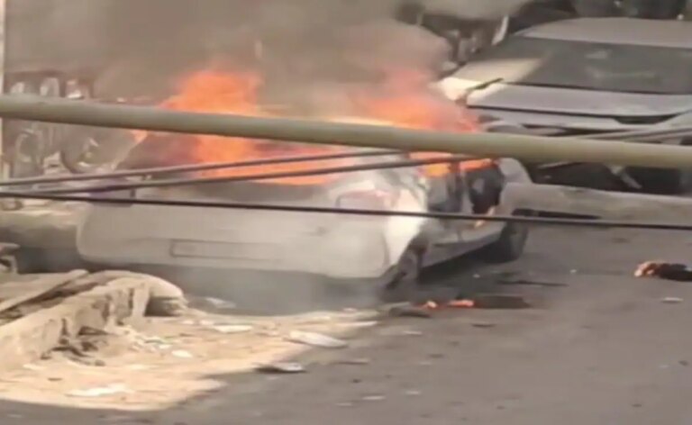 होली के दिन दिल्ली में मारपीट के दौरान एक शख्स की मौत के बाद सड़कें जाम कर दी गईं, गाड़ियां जला दी गईं