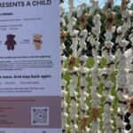 अमेरिकी राजधानी में भरवां खिलौने विस्थापित यूक्रेनी बच्चों का प्रतीक हैं